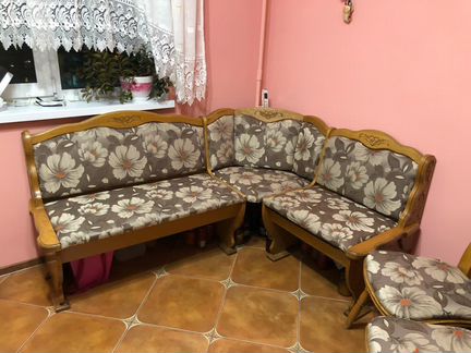 Кухонный уголок со столом и двумя стульями