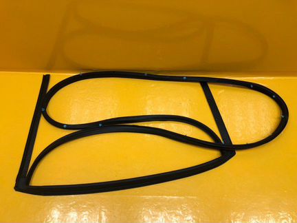 Уплотнение двери заднее левое Nissan Murano Z52