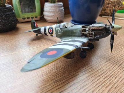 Самолет spitfire mk9 Beer Delivery 1/48