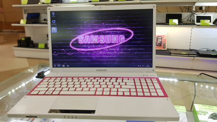 Ноутбук Samsung NP300V5A Core i3/ 4 Gb