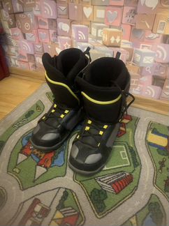 Сноуборд с креплениями и ботинками