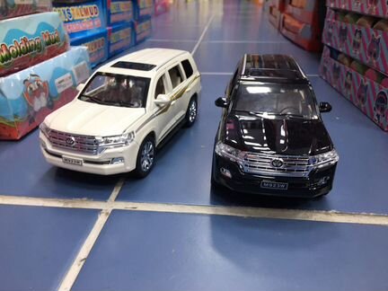 Тойота железная машинка (белая и чёрная)