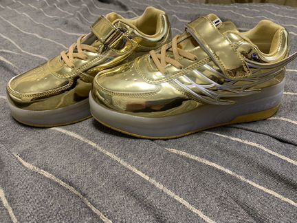 Кроссовки на роликах светящиеся