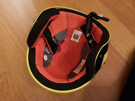 Горнолыжный шлем