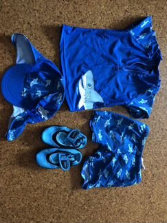 Костюм для плавания, кепка и два комплекта тапочек