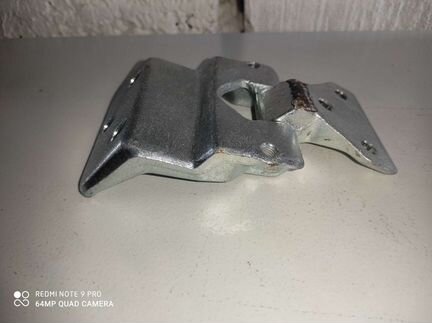 Петля крышки багажника Mercedes Vito W638