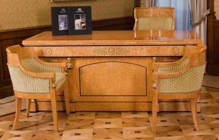 Кабинетный стол из карельской березы