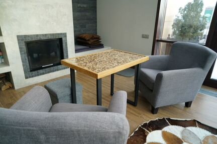 Стол из массива дуба с винным пробками