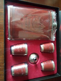 Набор фляжка и рюмки