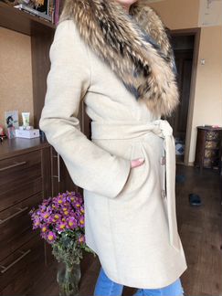 Пальто с натуральным мехом енота