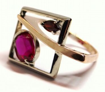 Золотое кольцо 585 пробы с гранатом и корундом