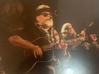 Фотографии Бориса Гребенщикова на концерте с его л