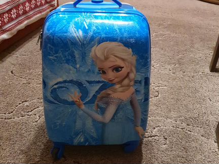 Чемодан на 4 колёсиках