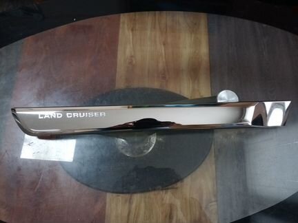 Молдинг задней двери Тойота Ленд Крузер 200